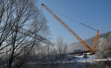 FOTO: Osadili lávku, ktorá spojí Manínsku tiesňavu s Považským hradom