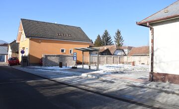 FOTO: Trenčianske Záblatie získalo nový verejný priestor aj autobusovú zastávku