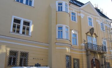 FOTO: Predná fasáda Župného domu je už zreštaurovaná