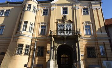 FOTO: Predná fasáda Župného domu je už zreštaurovaná