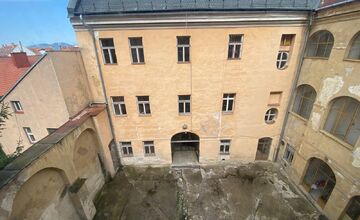 FOTO: Predná fasáda Župného domu je už zreštaurovaná