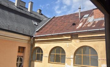 FOTO: Predná fasáda Župného domu je už zreštaurovaná