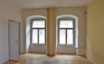 FOTO: Predná fasáda Župného domu je už zreštaurovaná