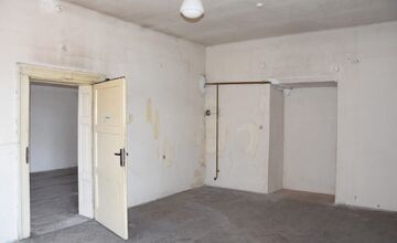 FOTO: Predná fasáda Župného domu je už zreštaurovaná