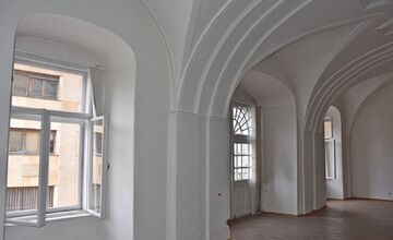 FOTO: Predná fasáda Župného domu je už zreštaurovaná