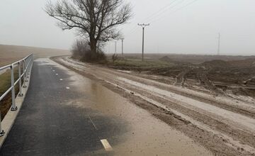 FOTO: Cyklotrasu úplne znefunkčnili hospodárske vozidlá prechádzajúce na polia  