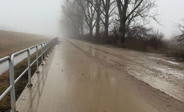 FOTO: Cyklotrasu úplne znefunkčnili hospodárske vozidlá prechádzajúce na polia  