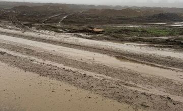 FOTO: Cyklotrasu úplne znefunkčnili hospodárske vozidlá prechádzajúce na polia  