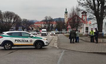 FOTO: V Čachticiach vybuchol bankomat, spôsobil požiar predajne