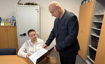 FOTO: Postrelená študentka Miška sa vrátila k službe v Považskej Bystrici