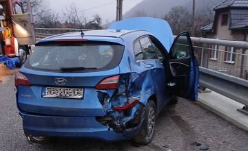 FOTO: Zrážka dvoch áut v Hradišti si vyžiadala zásah hasičov aj záchranárov