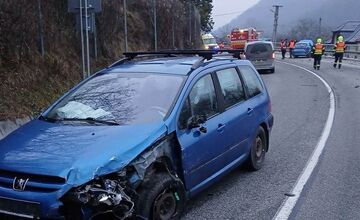 FOTO: Zrážka dvoch áut v Hradišti si vyžiadala zásah hasičov aj záchranárov