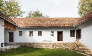 FOTO: Architekti zachránili rozpadávajúci sa gazdovský dvor neďaleko Myjavy. Takto vyzerá dnes