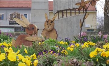 FOTO: Mestskí pracovníci v Prievidzi vyrábajú originálne sviatočné dekorácie