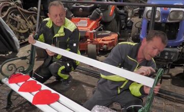 FOTO: Mestskí pracovníci v Prievidzi vyrábajú originálne sviatočné dekorácie