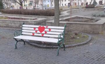 FOTO: Mestskí pracovníci v Prievidzi vyrábajú originálne sviatočné dekorácie