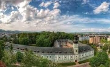 FOTO: Dubničania a mesto sú proti realizácií výškovej budovy v blízkosti kaštieľa 