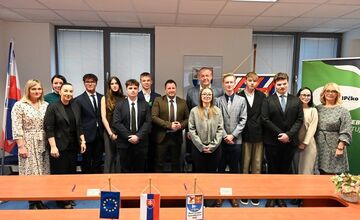 FOTO: Školy v Trenčianskom kraji posilnia psychologickú pomoc pre študentov