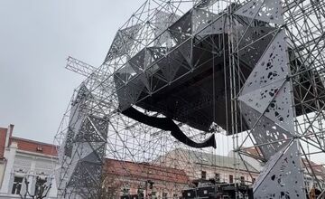 FOTO: Výstavba pódia na Mierovom námestí rozdelila Trenčanov