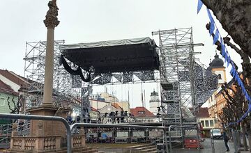 FOTO: Výstavba pódia na Mierovom námestí rozdelila Trenčanov