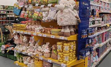 FOTO: Novomešťania kritizujú skorý predaj sviatočných dekorácií