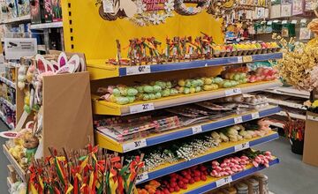 FOTO: Novomešťania kritizujú skorý predaj sviatočných dekorácií