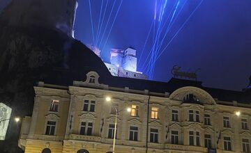 FOTO: Trenčania diskutujú o svetelnej inštalácii na Trenčianskom hrade 