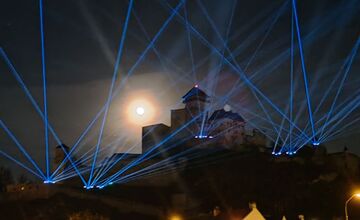 FOTO: Trenčania diskutujú o svetelnej inštalácii na Trenčianskom hrade 