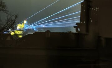 FOTO: Trenčania diskutujú o svetelnej inštalácii na Trenčianskom hrade 