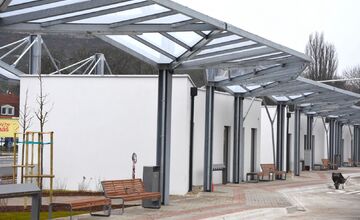 FOTO: Svetová hviezda videoartu premení trenčiansku stanicu na umelecký zážitok