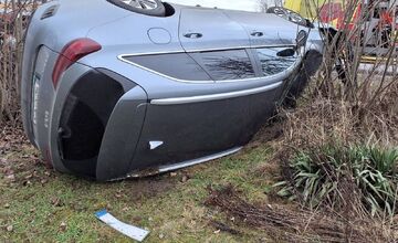 FOTO: Hasiči zasahovali pri nehode v Prievidzskom okrese, auto skončilo na boku