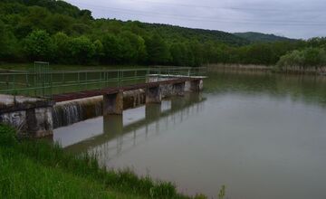 FOTO: V Bolešove predávajú časť priehrady