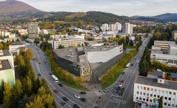 FOTO: Považskú trápi zanedbaný pozemok, ktorý roky hyzdí centrum mesta