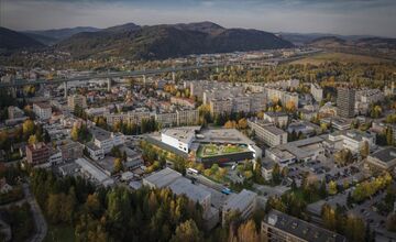 FOTO: Považskú trápi zanedbaný pozemok, ktorý roky hyzdí centrum mesta