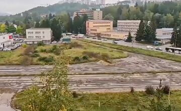 FOTO: Považskú trápi zanedbaný pozemok, ktorý roky hyzdí centrum mesta