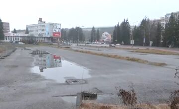 FOTO: Považskú trápi zanedbaný pozemok, ktorý roky hyzdí centrum mesta