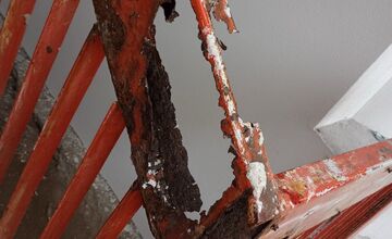 FOTO: Poškodené a skorodované zábradlie v Považskej Bystrici