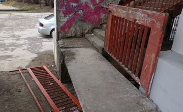 FOTO: Poškodené a skorodované zábradlie v Považskej Bystrici