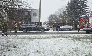 FOTO: Obyvatelia Trenčianskej Turnej riešia dlhodobý problém s nebezpečným úsekom cesty v katastri obce 