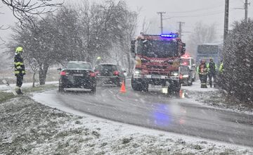 FOTO: Obyvatelia Trenčianskej Turnej riešia dlhodobý problém s nebezpečným úsekom cesty v katastri obce 
