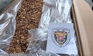 FOTO: Colníci pri Trenčíne zadržali poľského vodiča s krabicami plnými tabaku