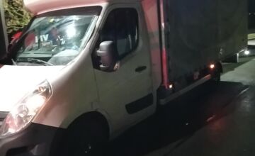 FOTO: Colníci pri Trenčíne zadržali poľského vodiča s krabicami plnými tabaku