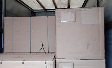 FOTO: Colníci pri Trenčíne zadržali poľského vodiča s krabicami plnými tabaku