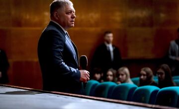 FOTO: Premiér Fico debatoval so študentmi gymnázia v Novom Meste