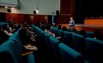 FOTO: Premiér Fico debatoval so študentmi gymnázia v Novom Meste