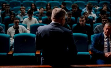 FOTO: Premiér Fico debatoval so študentmi gymnázia v Novom Meste