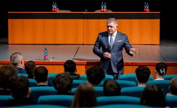 FOTO: Premiér Fico debatoval so študentmi gymnázia v Novom Meste