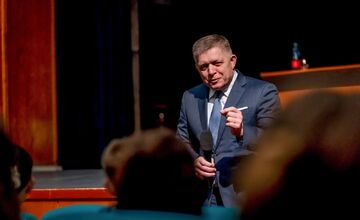 FOTO: Premiér Fico debatoval so študentmi gymnázia v Novom Meste