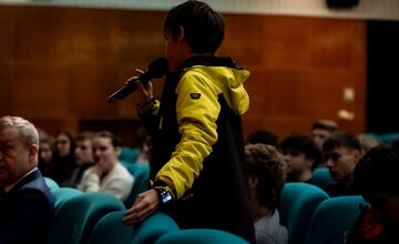 FOTO: Premiér Fico debatoval so študentmi gymnázia v Novom Meste