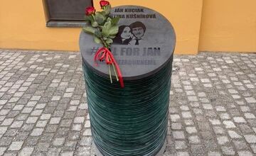 FOTO: Trenčín si uctí pamiatku Jána Kuciaka a Martiny Kušnírovej
